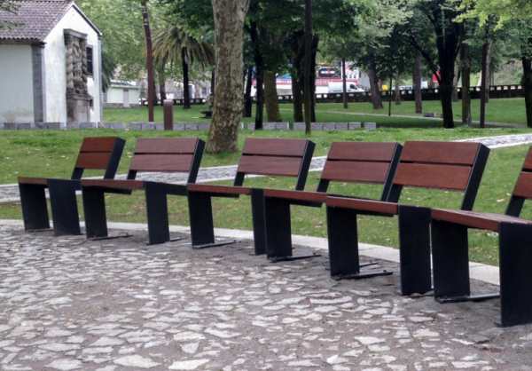 chaise troia avec dossier.png